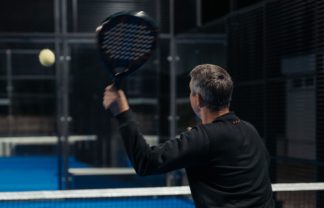 Mann, der einen Padelball spielt