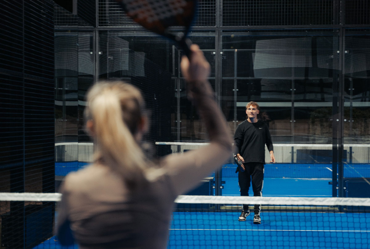 Zwei Personen, die Padel spielen