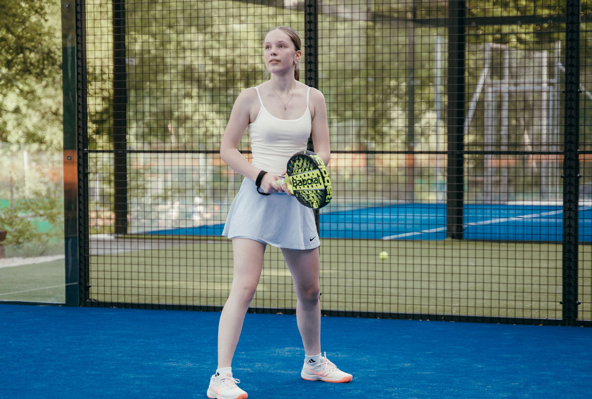 Eine Frau mit Padel-Schläger in ihrer Hand.