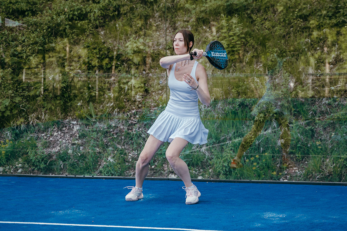 Eine Dame, die Padel spielt.