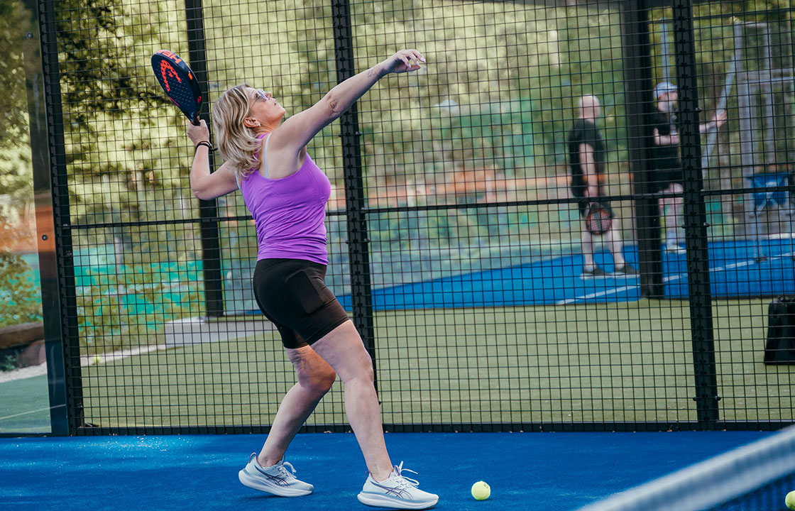 Eine Frau, die Padel spielt.